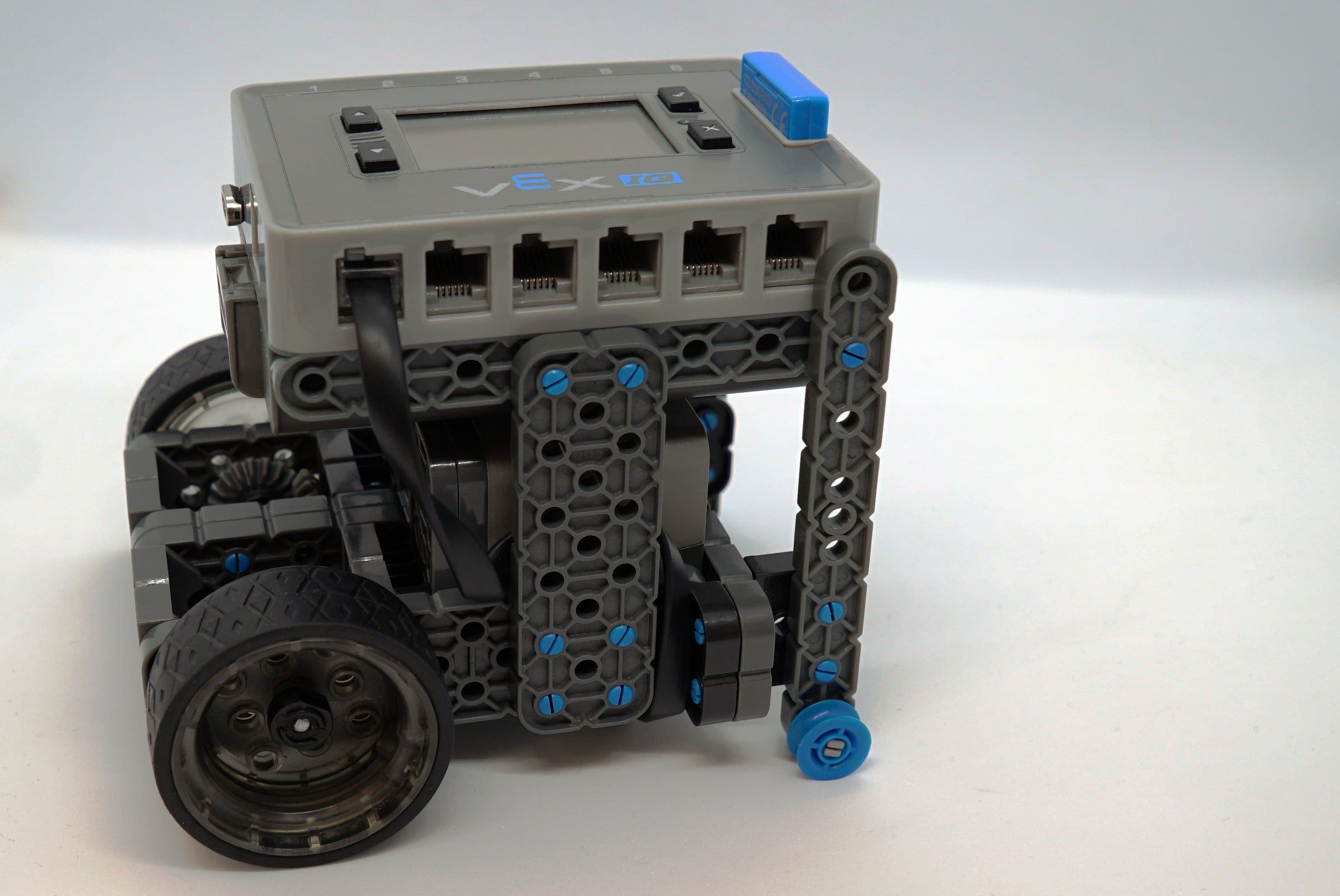 Робот на VEX IQ размером не больше 14х14х14 см